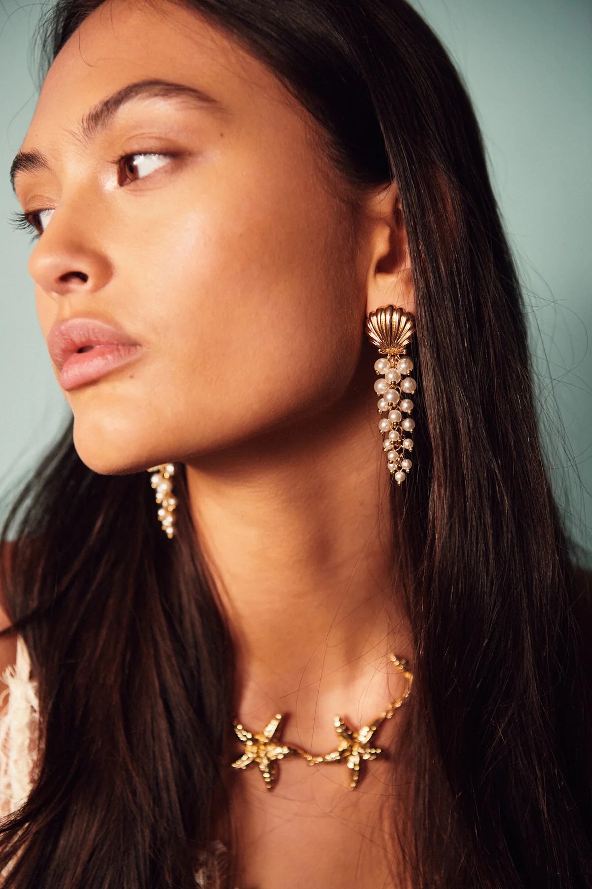 SHELL EARRINGS MULTI PEARLS