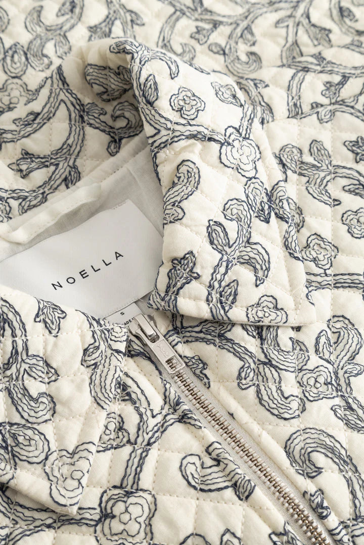 Noella Mariam Jacka, Benvit / Svart