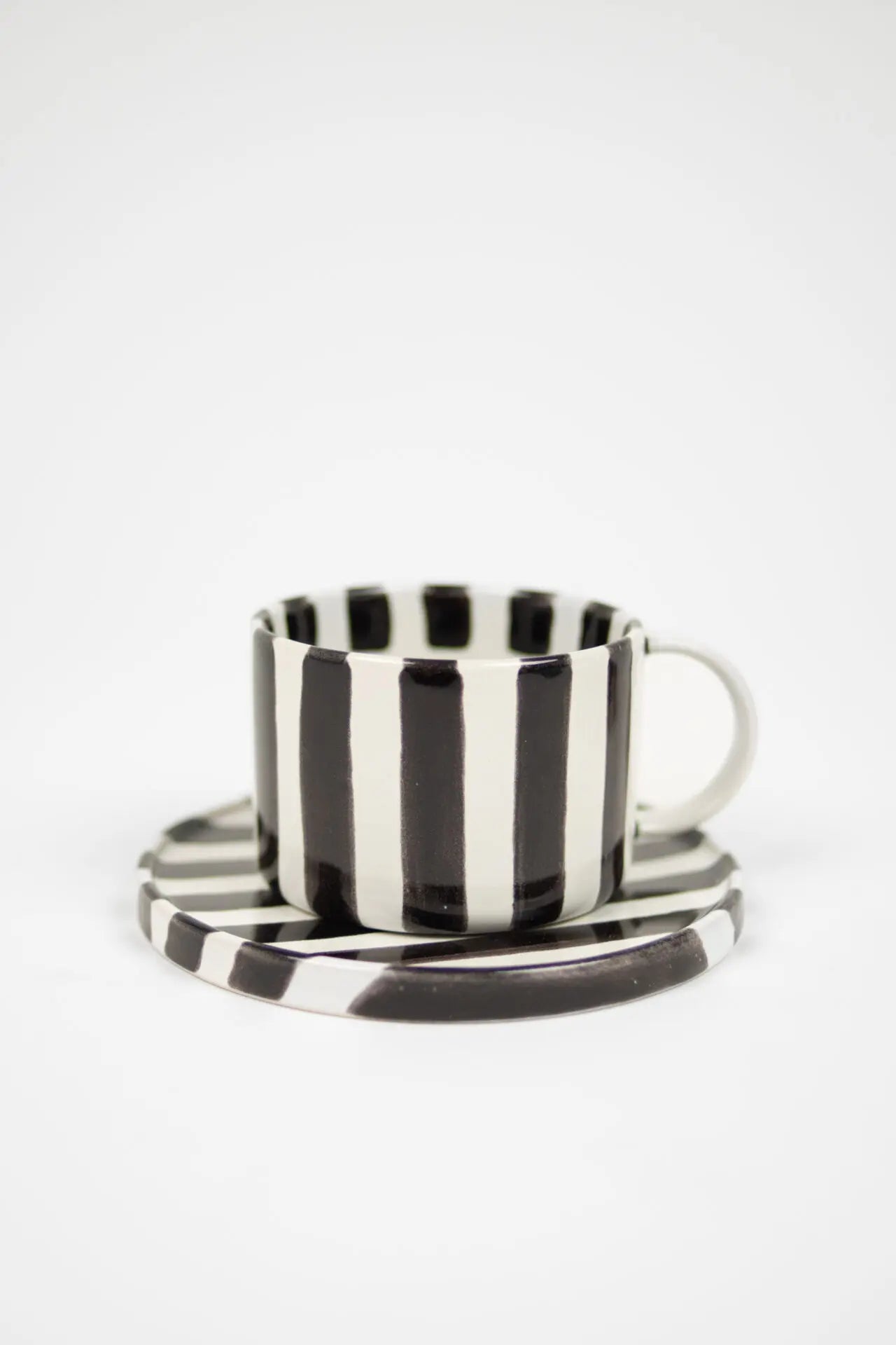 Monica Kopp med fat, Svart