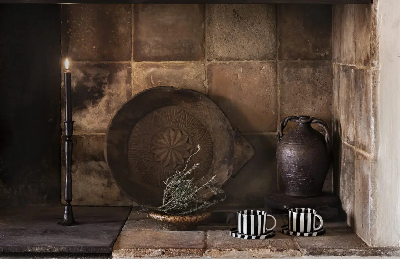 Monica Kopp med fat, Svart