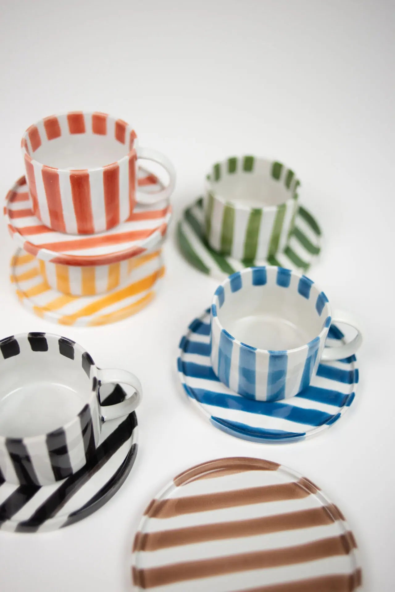 Monica Kopp med fat, Röd