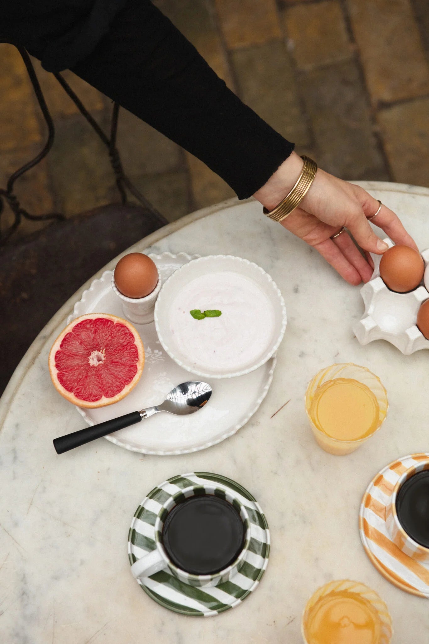 Monica Kopp med fat, Grön