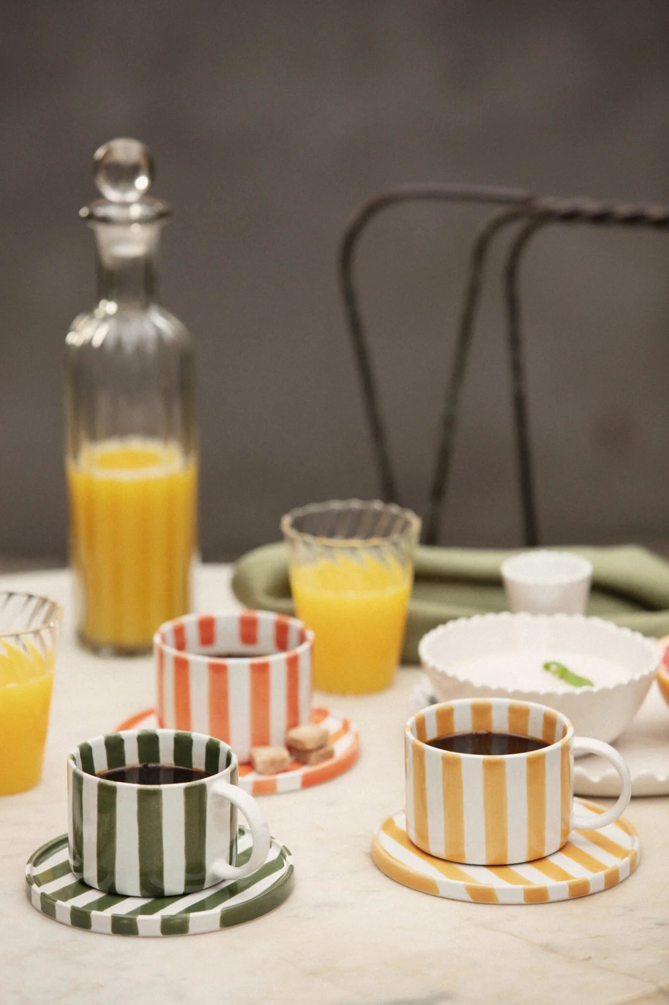 Monica Kopp med fat, Gul