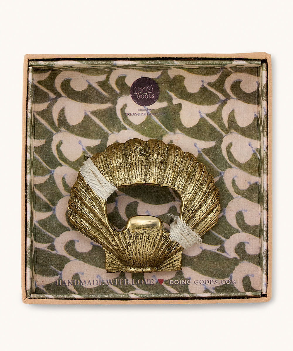 Scarlett Shell, Flasköppnare