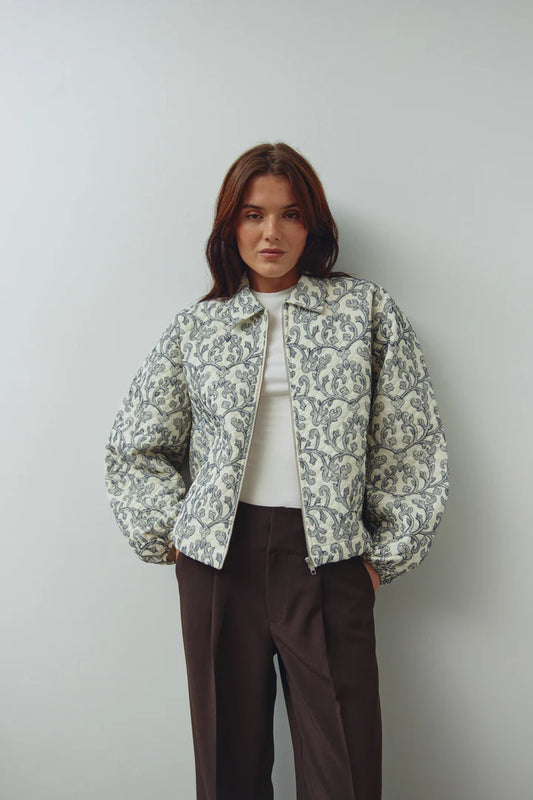 Noella Mariam Jacka, Benvit / Svart